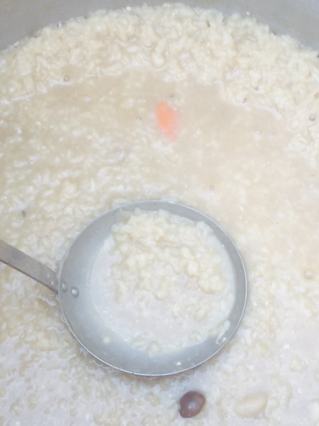芋煮のスープで作った雑炊の写真