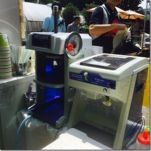 出店で売るかき氷を作るための青とグレーのかき氷機が2台並んでいる写真