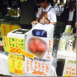 出店で男性が色々な味のかき氷や飲み物を販売している写真
