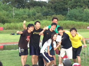 優勝したチームの男女が景品を手にして、笑顔で写真を撮っている様子の写真