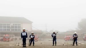 指揮者指導の元、3人の隊員がホースを持ち構えている様子の写真