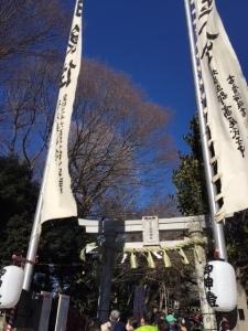 白い鳥居の前に左右2本の白い旗が立っている写真