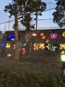 野球場のコンクリートに飾られた、リボンや花の形をした色とりどりのイルミネーションの写真