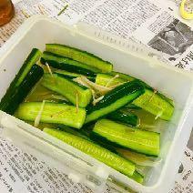 容器に入っているきゅうりの浅漬けの写真