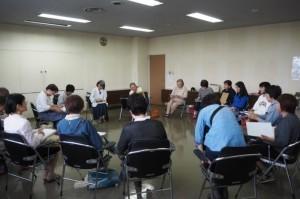 会員の皆様が輪になって座り意見を出し合っている写真