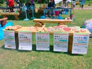 テーブルに丸太や角材などの小物づくりの木工品が並べられている写真