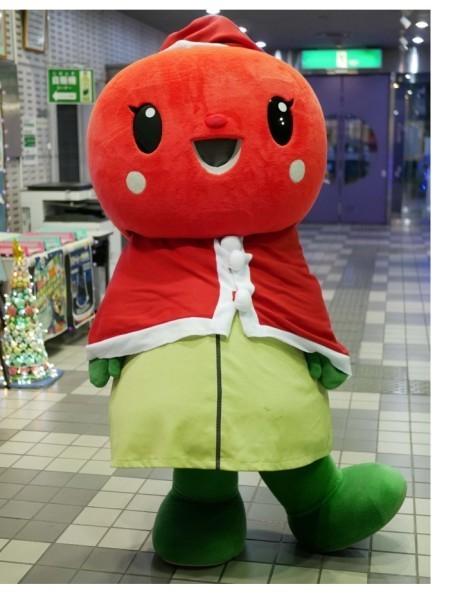 とまちゃんが赤いケープを羽織って立っている写真