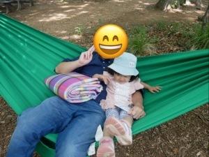 緑色のハンモックに親子が楽しむ写真