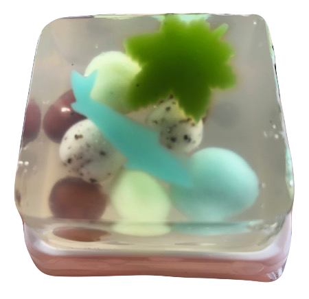 海草や魚をイメージして作られた和菓子の写真