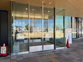 児童館入り口の自動ドアの写真