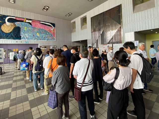 開場を待つ長い列