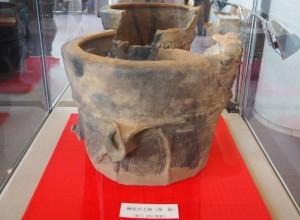 ショーケースに入った1つの炉体土器の写真