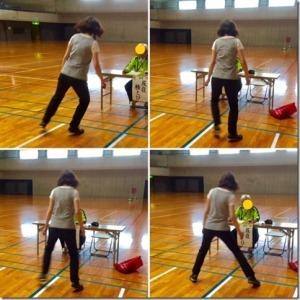 体育館で線上を反復横跳びしている女性の4枚の写真