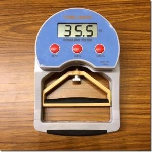 水色に赤のボタンが3つ並ぶ測定器の写真