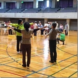 両手を広げて準備運動をしている3人の参加者女性の写真