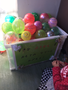 箱いっぱいに入った様々な色のヨーヨーの写真