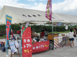 テントの下でトマトカレーを販売している出店の写真