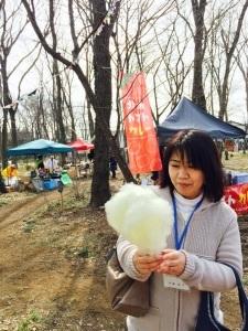 綿あめを持っている女性の写真