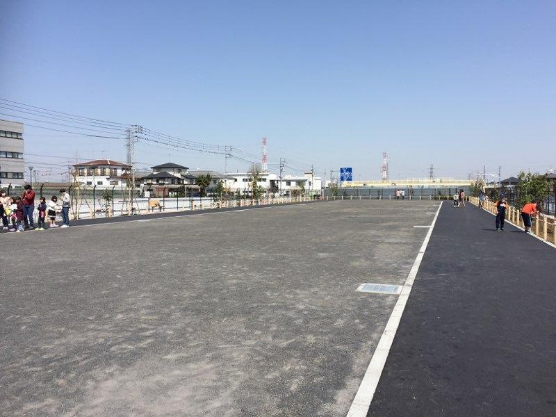 広々としたとまちゃん公園内の写真
