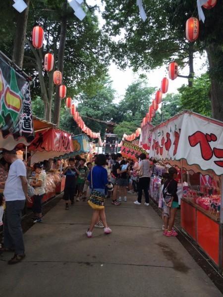 境内に屋台が並びたくさんのお客さんでにぎわう様子の写真