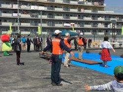 適度な距離を取り、ラジオ体操を行っている様子の写真