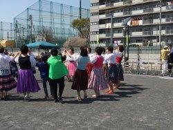 輪になりマイムマイムを踊るたくさんの参加者達の写真