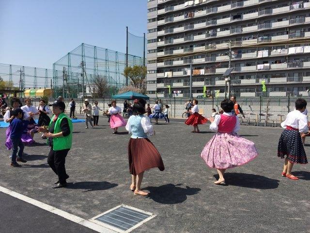 たくさんの人々が踊りを楽しんでいる様子の写真