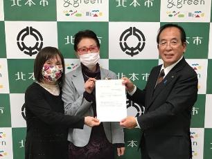 北本市男女共同参画審議会審議会会長と副会長から市長へ答申書の受渡し
