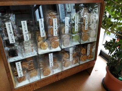 木枠のショーケースに、煎餅が1枚ずつ並べられている写真