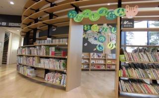(写真)図書館内観