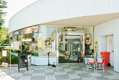 白い円形の建物の北本市文化センターの一角にあるのんのすたじあむの外観写真