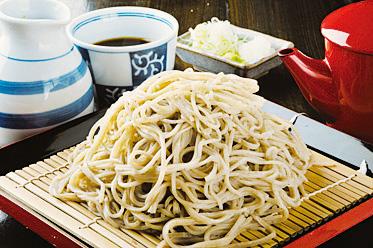 山盛りのざるそばと薬味、つゆの写真