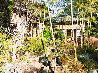 自然に囲まれた中にある和風造りの蕎麦阿き津の建物外観写真