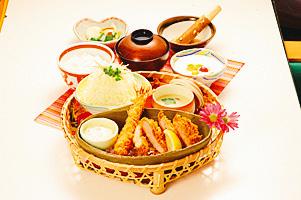 とんかつやエビフライをメインにご飯や茶わん蒸しやデザートなどついたレディース膳の写真