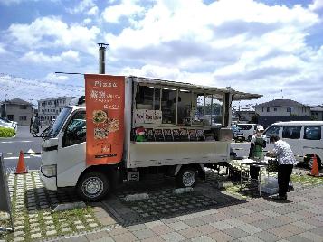 とまちゃんが両手を上げめいすいくんが手を前に置いている写真