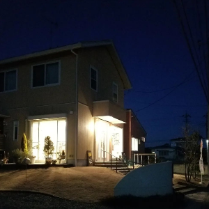 黄色いパン屋さんCoconの早朝の外観