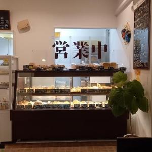 黄色いパン屋さんCoconの早朝の外観
