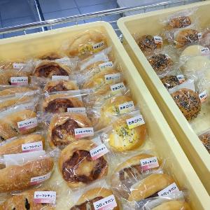 黄色いパン屋さんCoconのパンの市役所での販売の様子