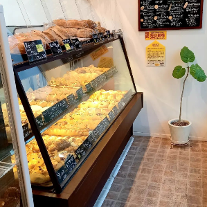 黄色いパン屋さんCoconのショーケース写真