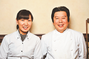 シェフの荻野さん(右)と接客を担当する奥様の紀子さん(左)の写真