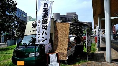 どんぐりパン工房のキッチンカーでの駅前出店