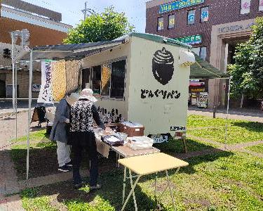 どんぐりパン工房の駅前出店の様子