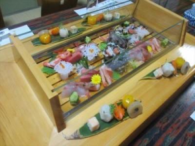 ケースの中に色とりどりの美しいお寿司が並んでいる写真