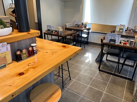 ヒマラヤラーメンの内観、テーブル席とカウンター席