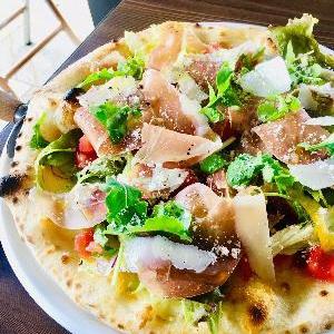 イタリア産生ハムのサラダピッツァ