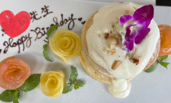 カフェキエレのデコレーションプレートパンケーキ