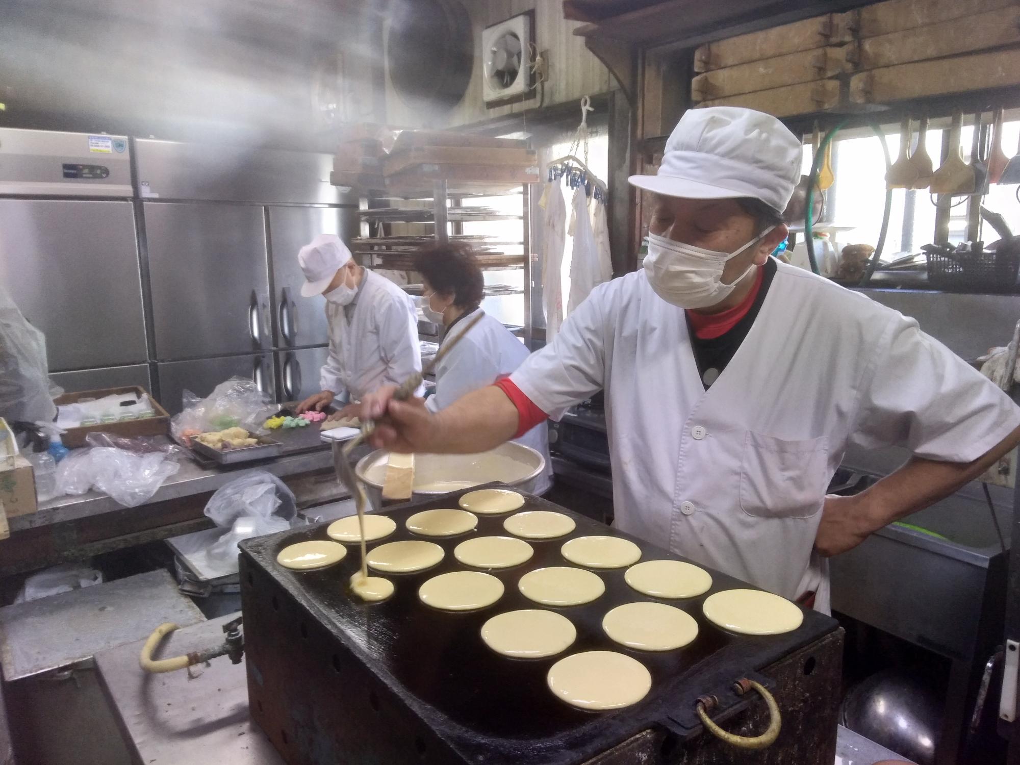 岡乃家-どら焼きの生地を流している写真