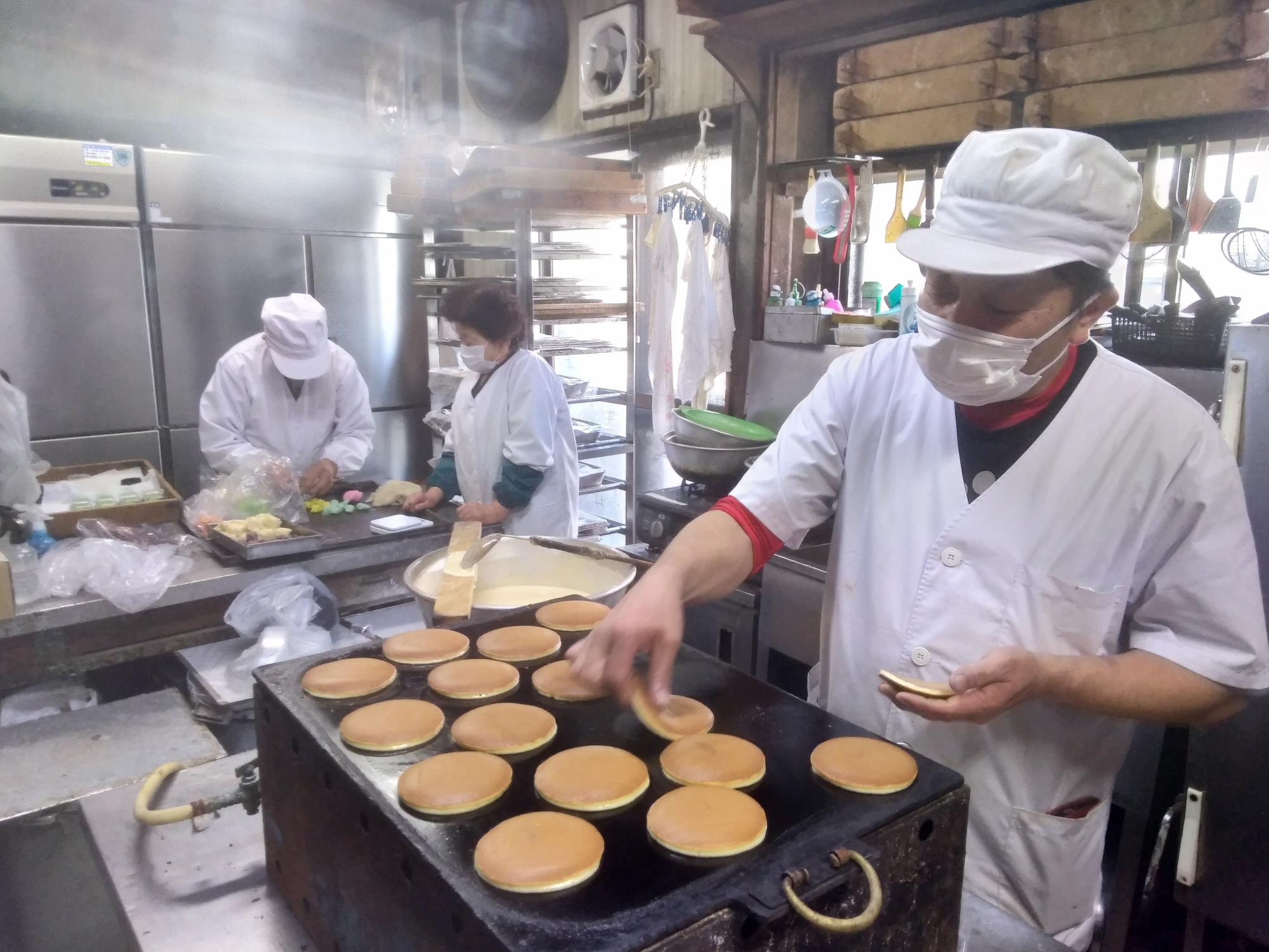岡乃家-どら焼きの生地を返している写真