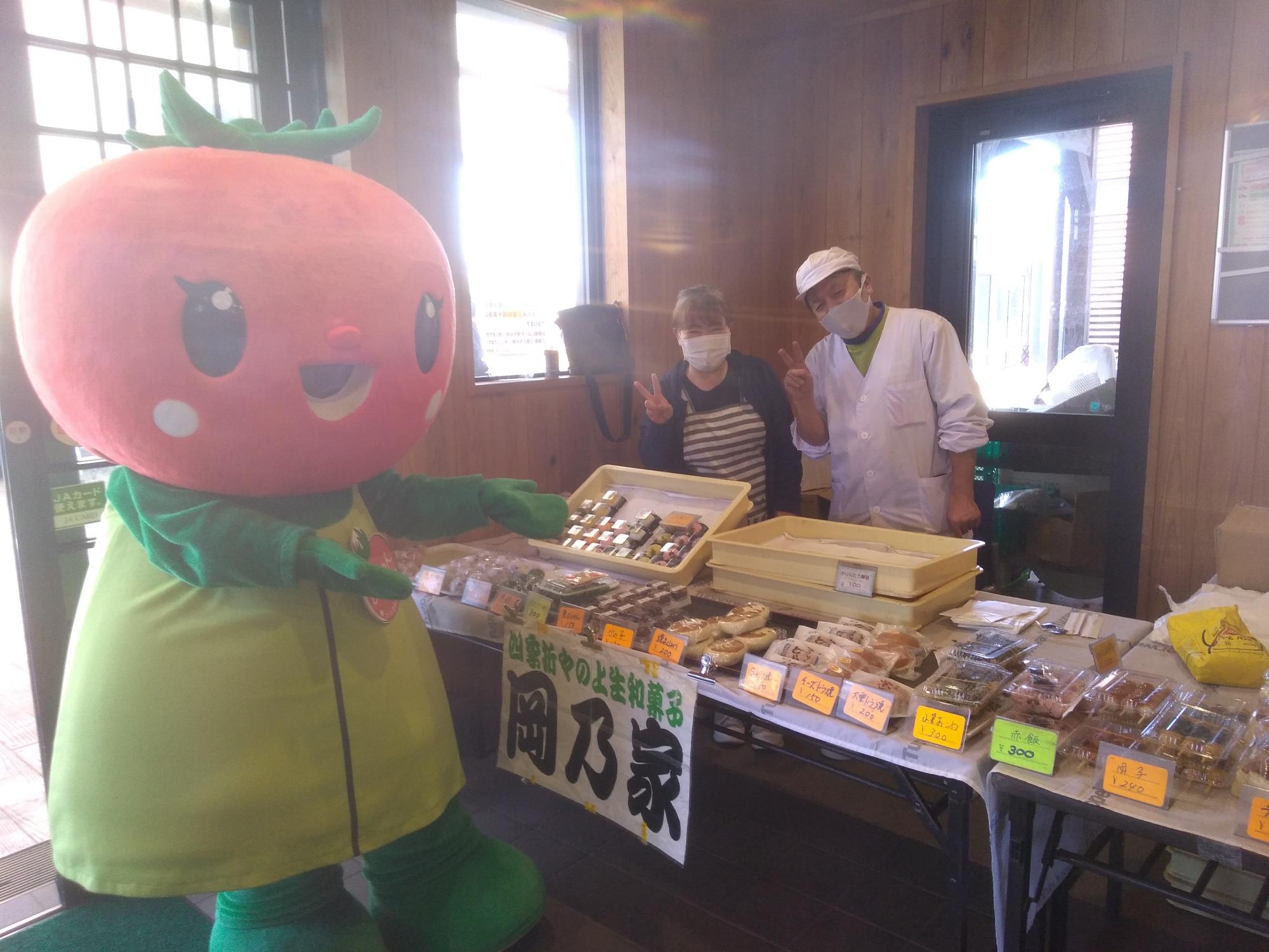 岡乃家-桜国屋での出張販売の様子