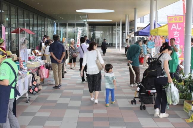 通路の両脇で朝市が開催され、それに訪れている人々の写真